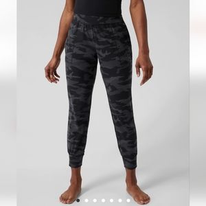 Athleta Salutation Camo Jogger (S Tall)